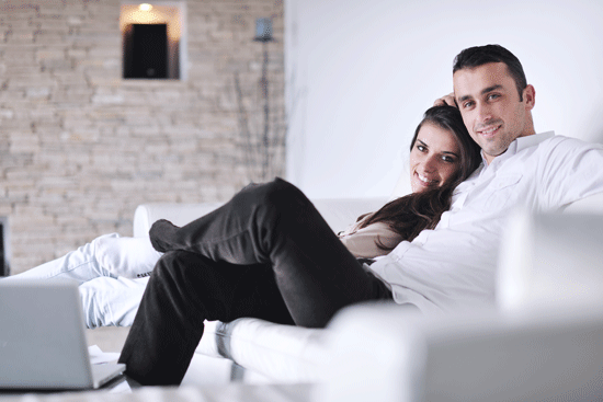 jonge stel op de bank